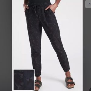 ATHLETA Farallon Stratum Camo Jogger Sz 6 Navy